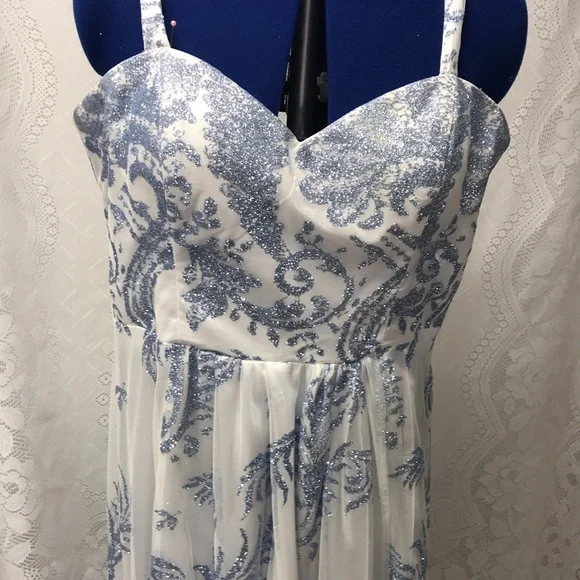 Cachet Beautiful Prom or Special Occasion Dress - Picture 2 of 10